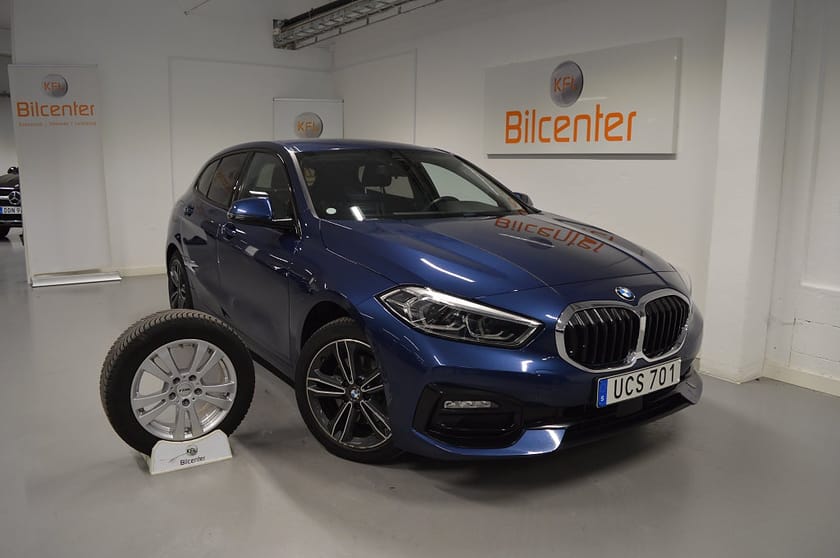 Bild 1 av BMW 118i Sport line V-Däck ingår Drag-Navi-CarPlay-PDC-FartH-BT