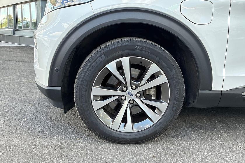 Bild 5 av Ford Explorer Plug-In Hybrid Platinum 7-sits Panorama B&O Drag 360kam