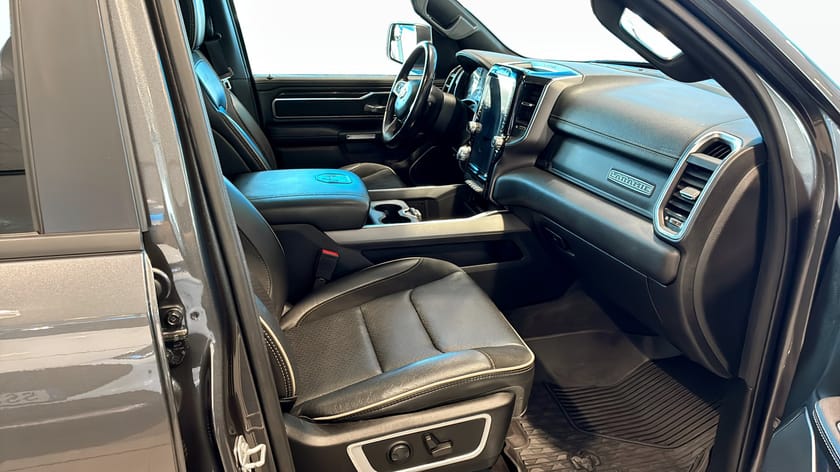 Bild 3 av RAM 1500 Crew Cab 5,7L V8 Hemi + Kåpa 3,95% ränta