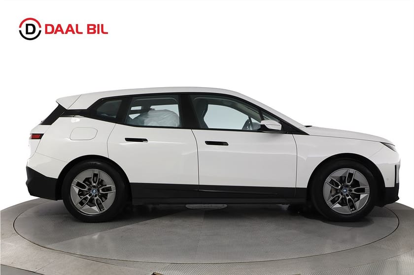 Bild 5 av BMW iX xDrive40 326HK 76,6kWh DRAGKROK VÄRMARE NAVI B-KAM MOMS