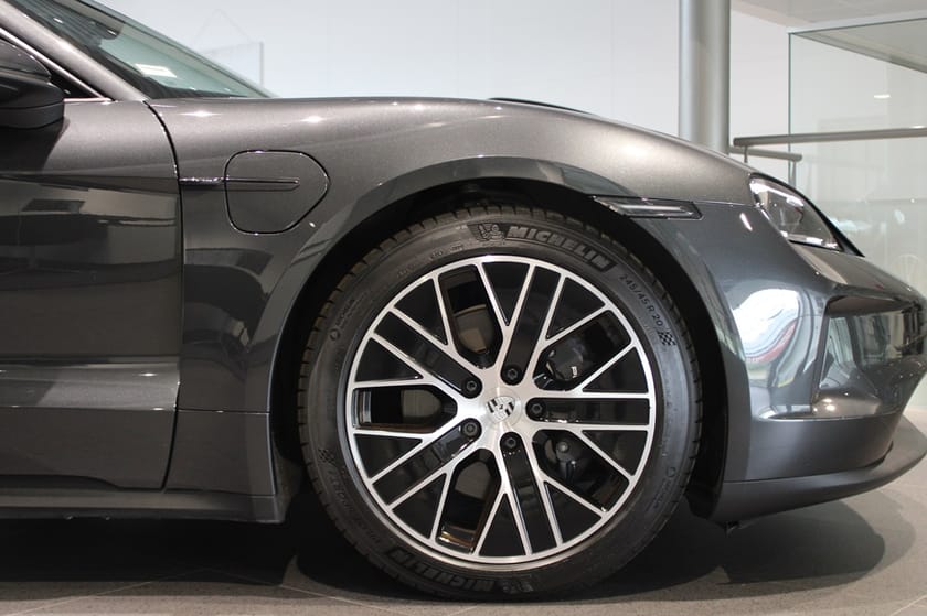 Bild 4 av Porsche Taycan Moms