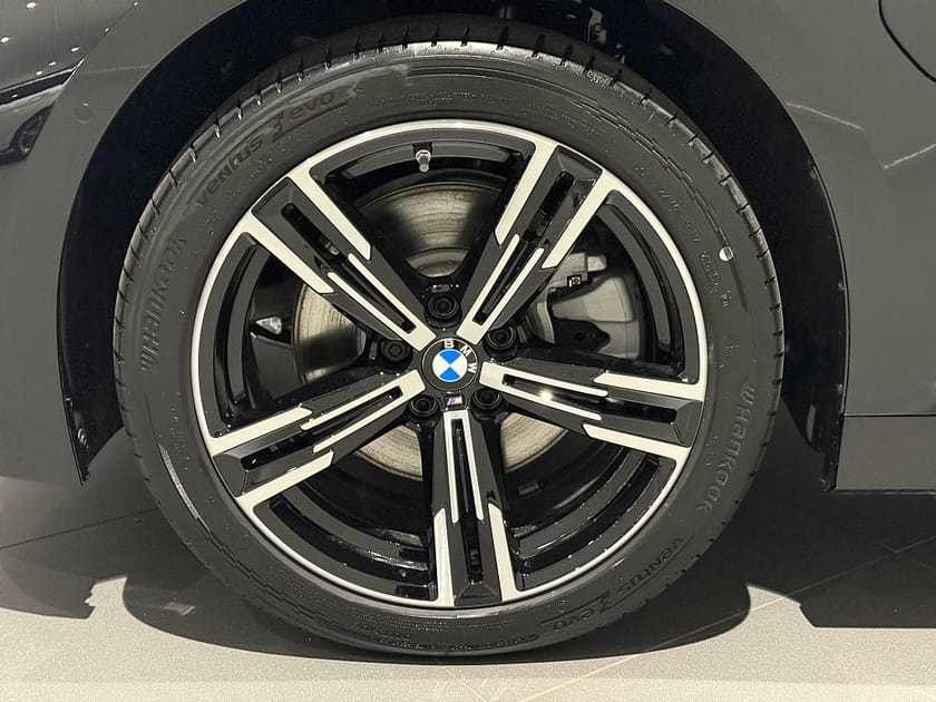 Bild 5 av BMW 330e xDrive Touring M Sport Drag Adpt Farth HiFi Kamera 18"