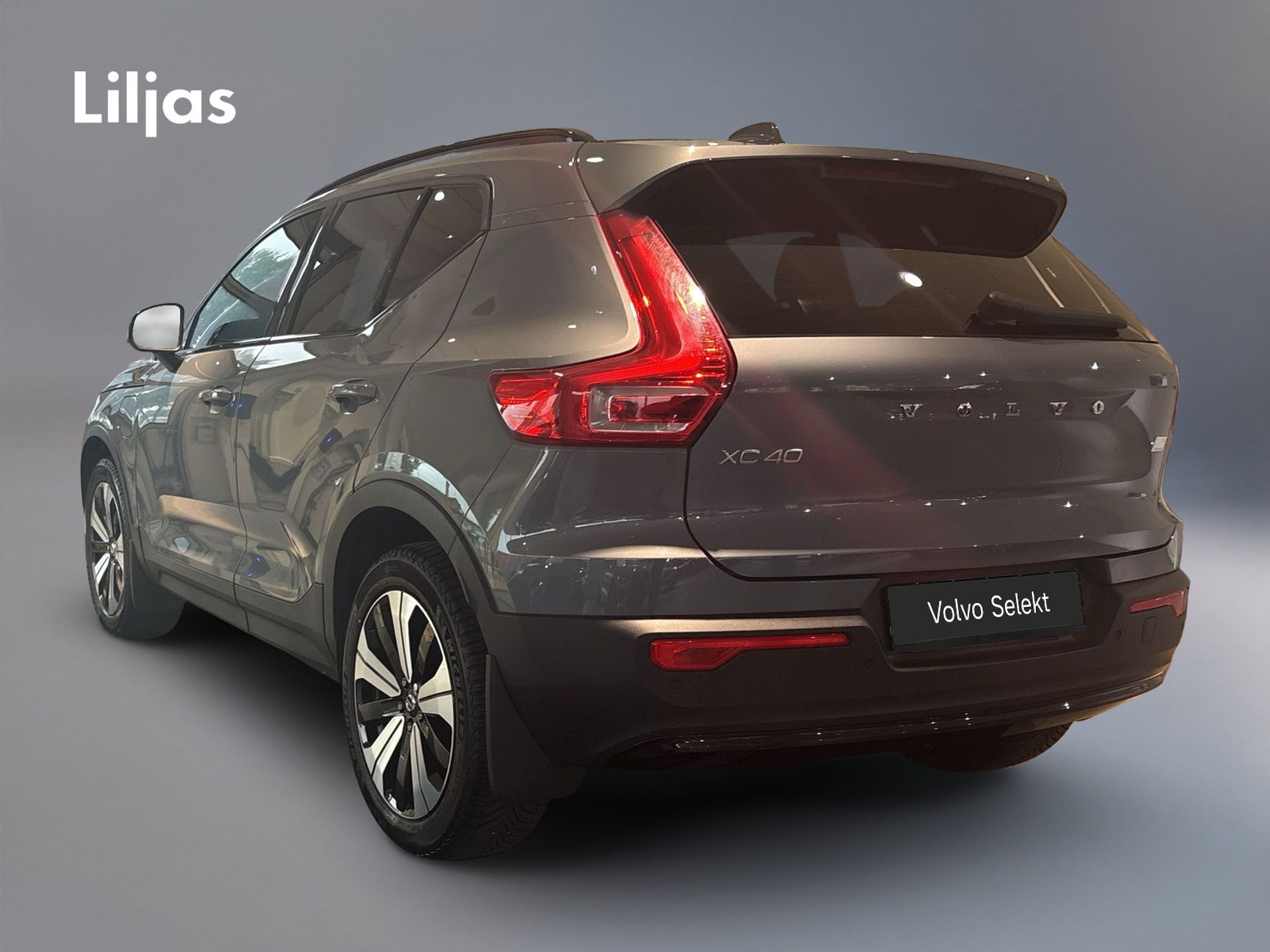 Volvo XC40 Recharge T4 Plus Dark 2023, photo 4/10