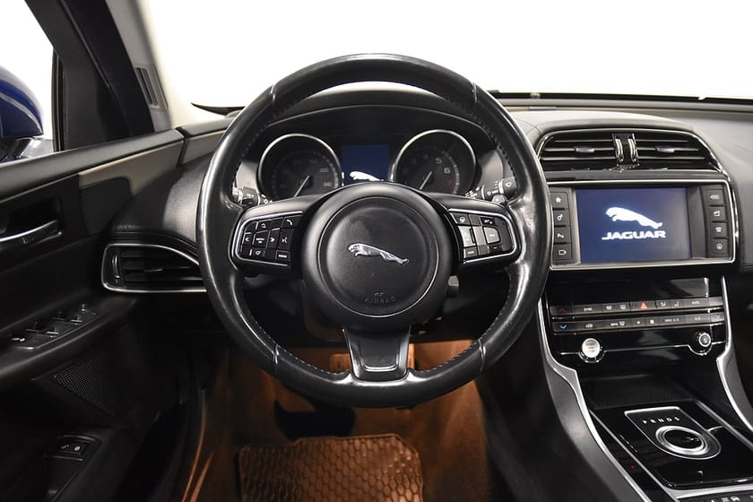 Bild 2 av Jaguar XE 25t M-värm HUD Drag Skinn Navi Rattv 240hk