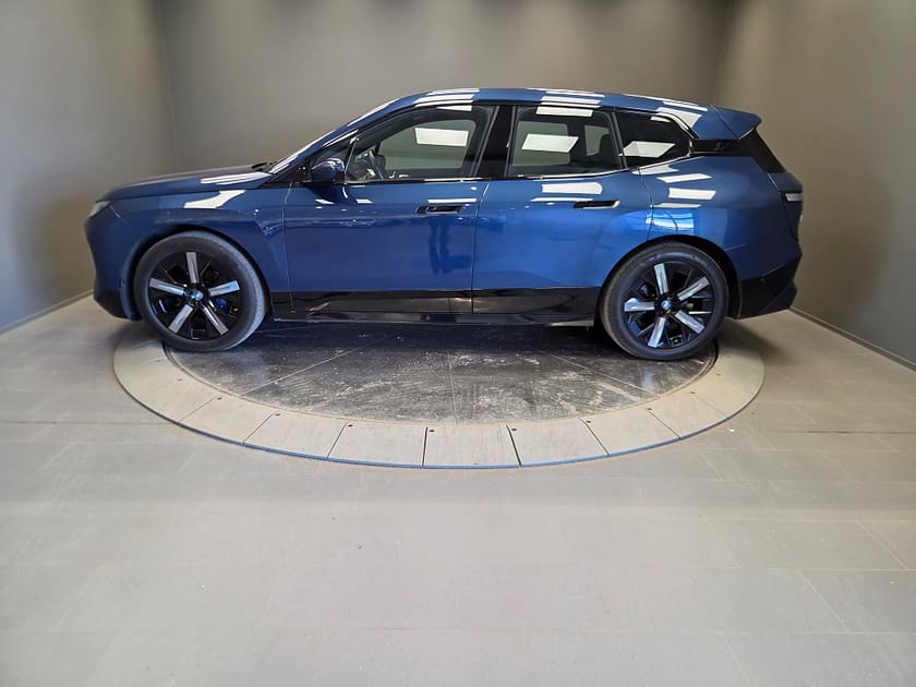 Bild 2 av BMW iX xDrive50 Comfort, Sport line