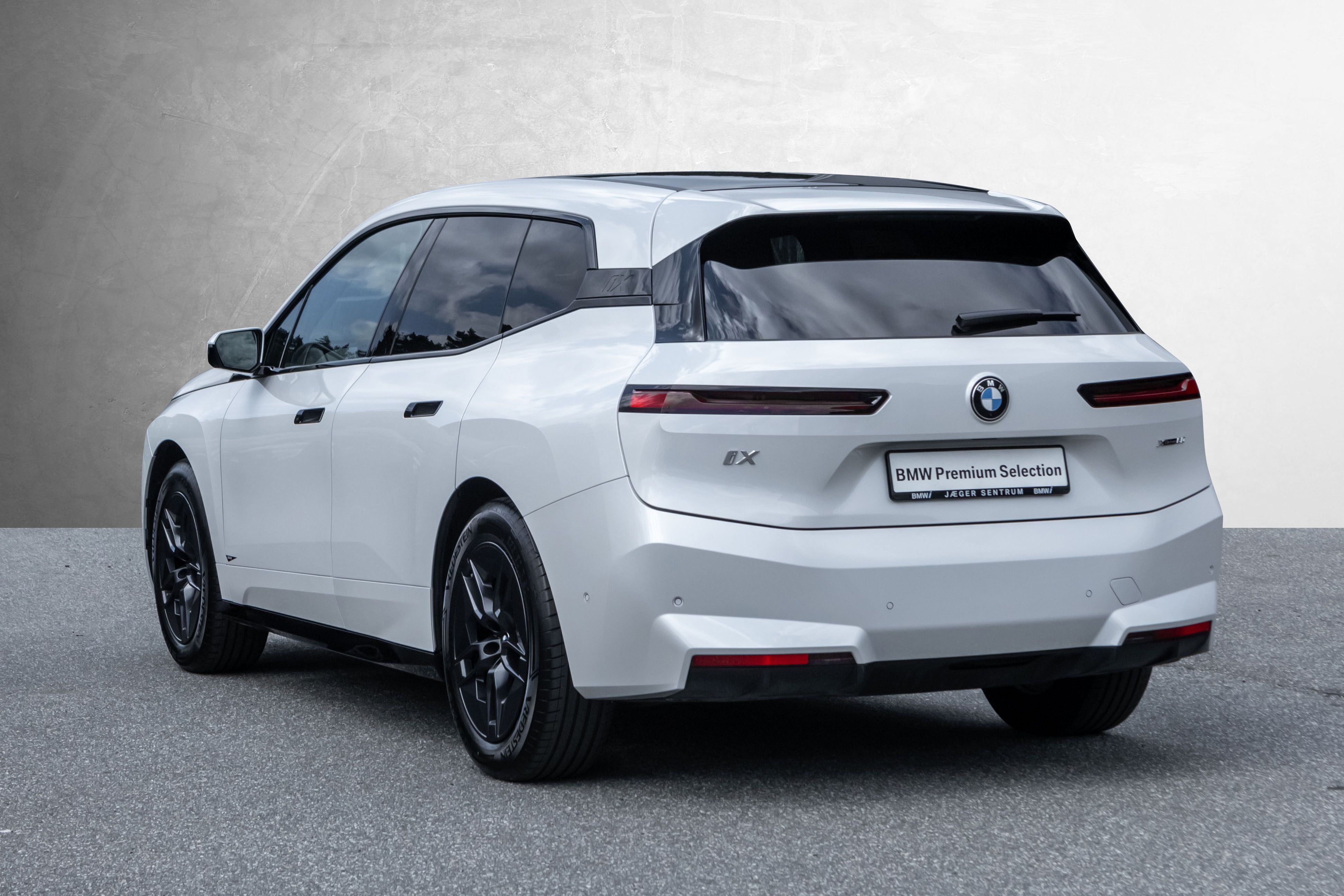 BMW iX xDrive60, 544hp, 2025