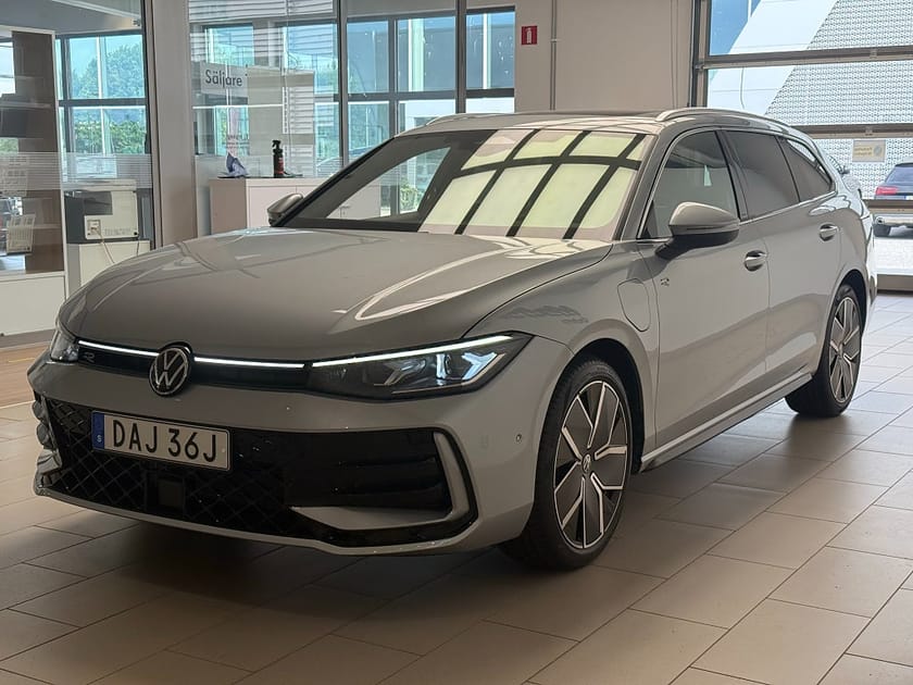 Bild 2 av Volkswagen Passat Variant eHybrid 1.5TSI R-Line Drag Backkamera Värmare