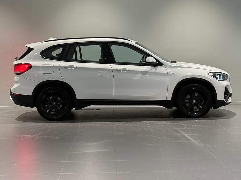 Bild 3 av BMW X1 xDrive25e SportLine Head-Up LM Sportstolar