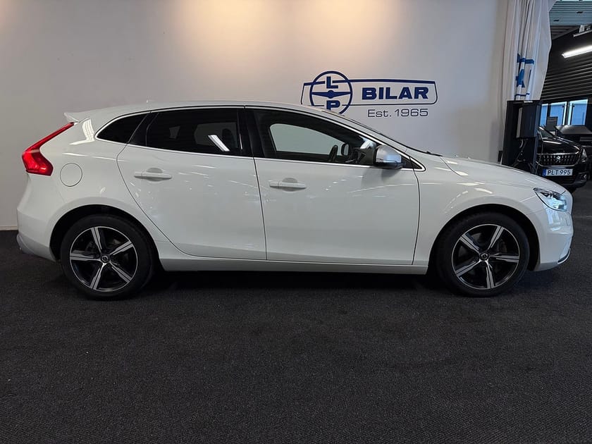 Bild 2 av Volvo V40 D3 Geartronic R-Design/ Keyless/ Drag/ Ny Kamrem/ Vhjul