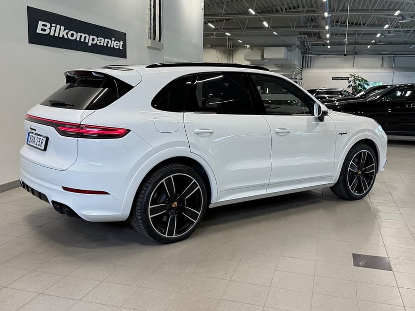 Bild 3 av Porsche Cayenne E-Hybrid Sport Design/HUD/Bakaxelstyrning/Bose/22"