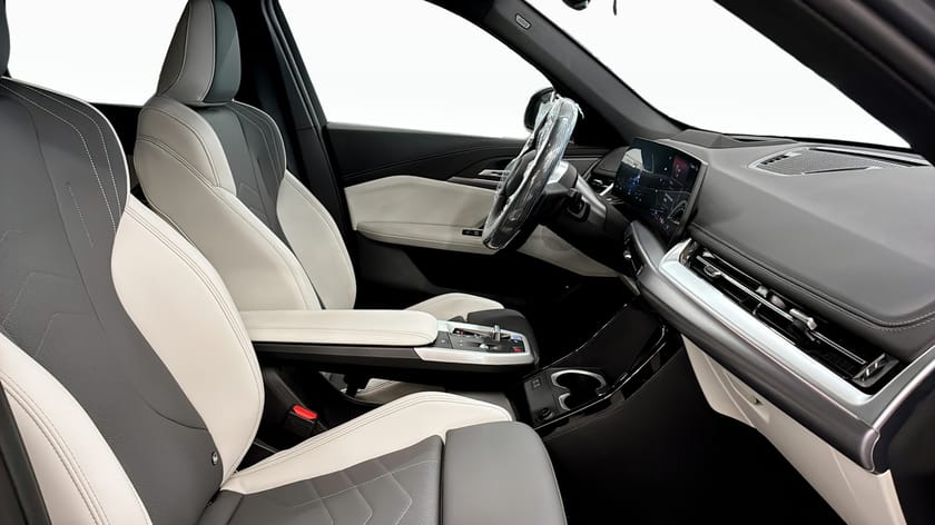 Bild 3 av BMW iX1 xDrive30 Innovation M Sport Business Drag 360°
