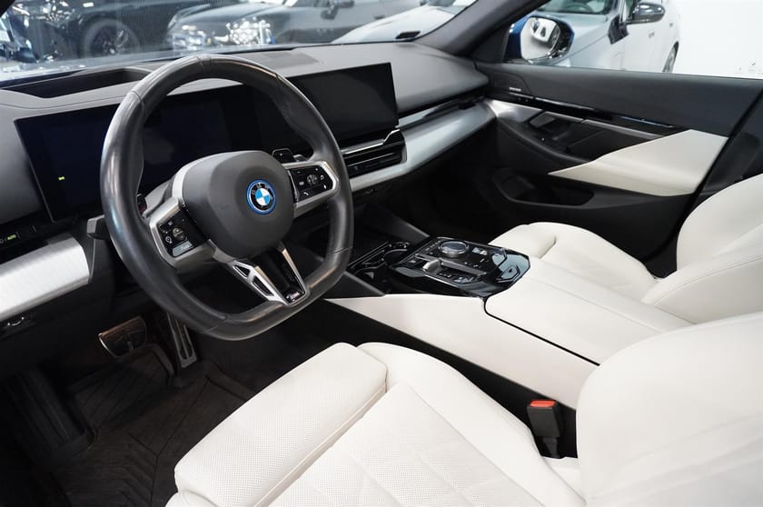 Bild 3 av BMW 530e xDrive Touring M-Sport Pro Pano Innov Comfort