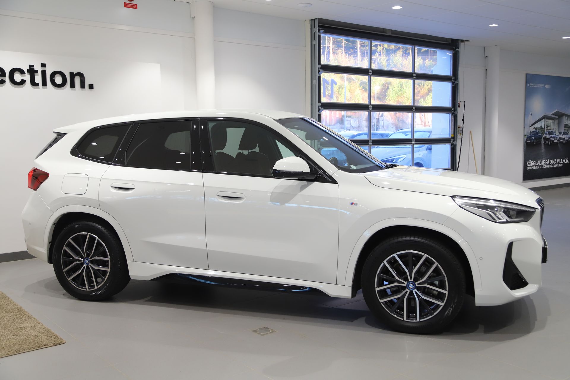 BMW iX1 xDrive30 2023, photo 7/10