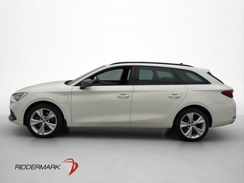 Bild 4 av SEAT León Sportstourer e-Hybrid ST 204hk Cockpit Drag Kamera Sensorer