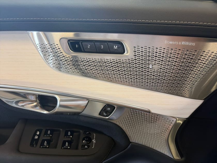 Bild 5 av Volvo XC90 II T8 Ultra Dark, Bowers&Wilkins, Akustikrutor, Parkeringskamera 360, Head Up Display, Dragkrok halvautomatisk