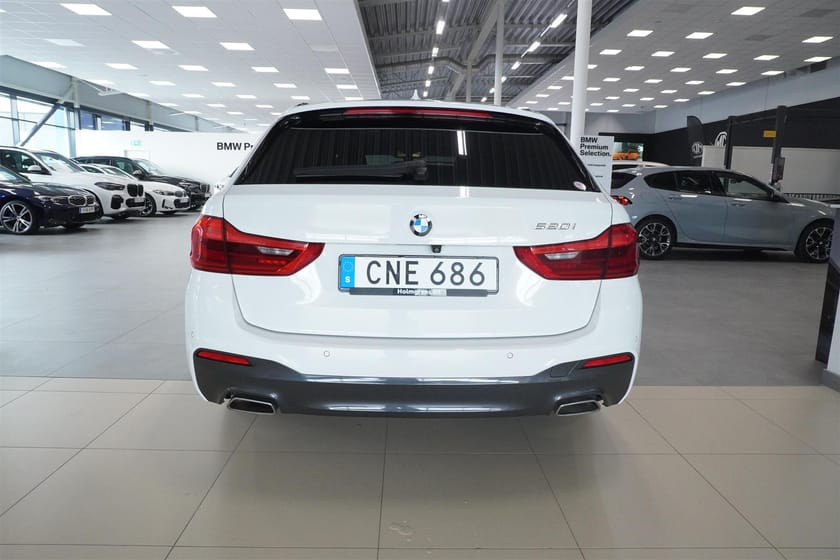 Bild 4 av BMW 520i Touring A  M Sport Panorama Bensinvärmare Drag Harman Kardon