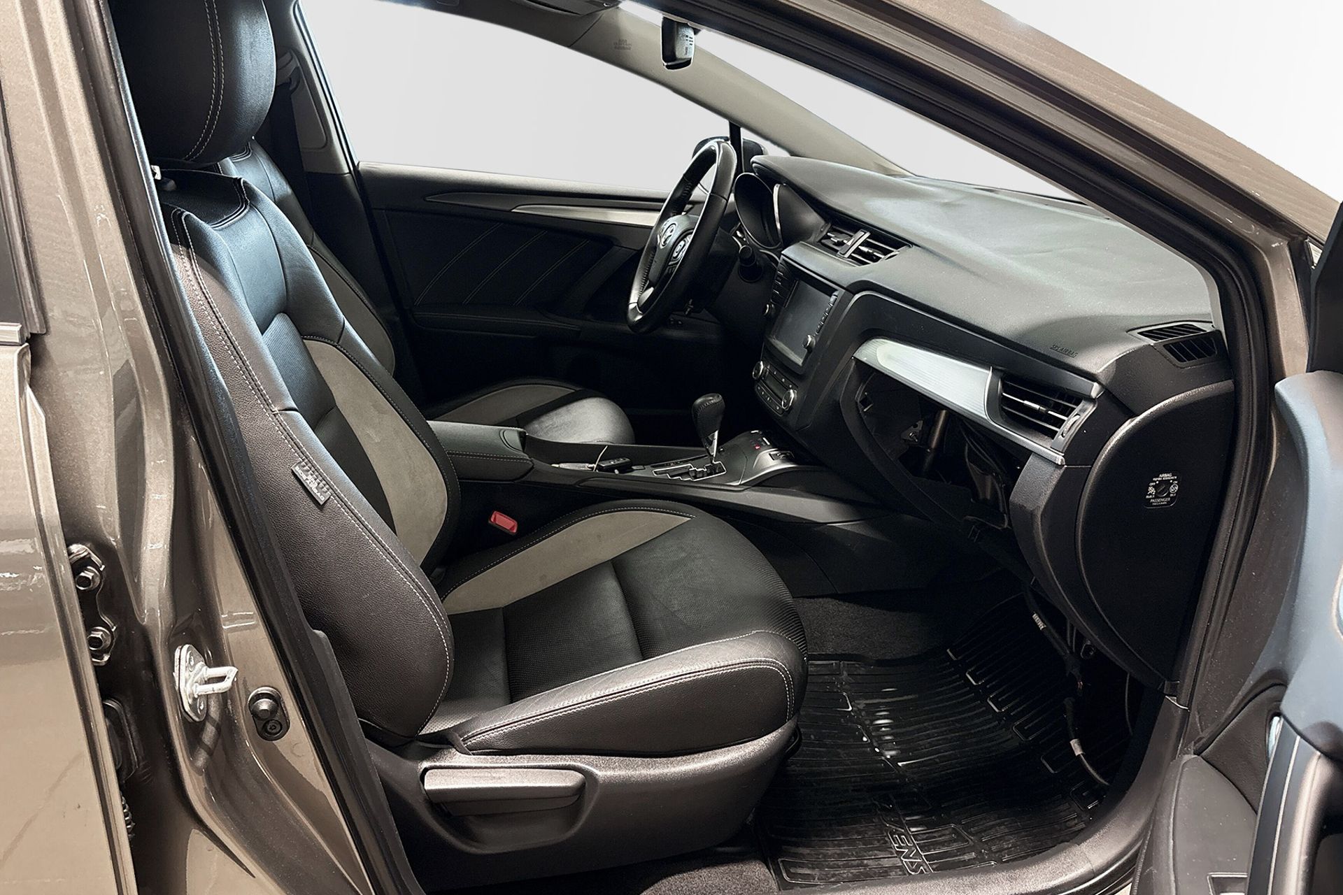 Toyota Avensis 2018, bild 7/10