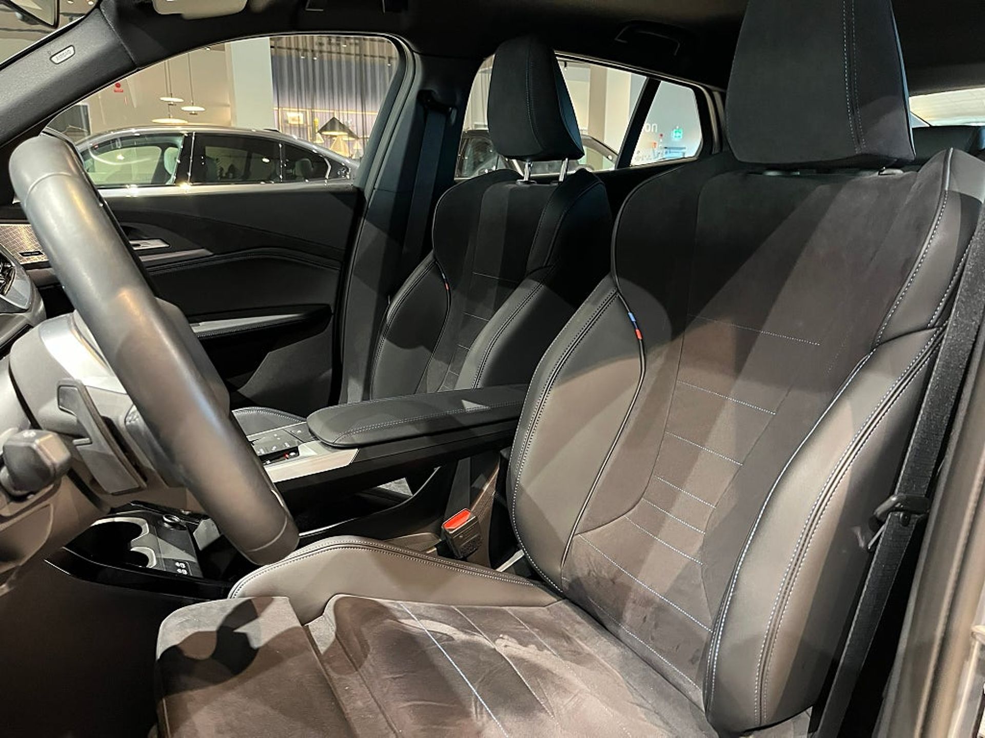 BMW iX2 eDrive20 M Sport 2025, photo 7/10