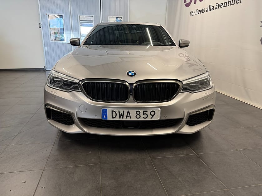 Bild 3 av BMW M550i xDrive Sedan 462hk, Ultimate Edition, Svensksåld, Individual