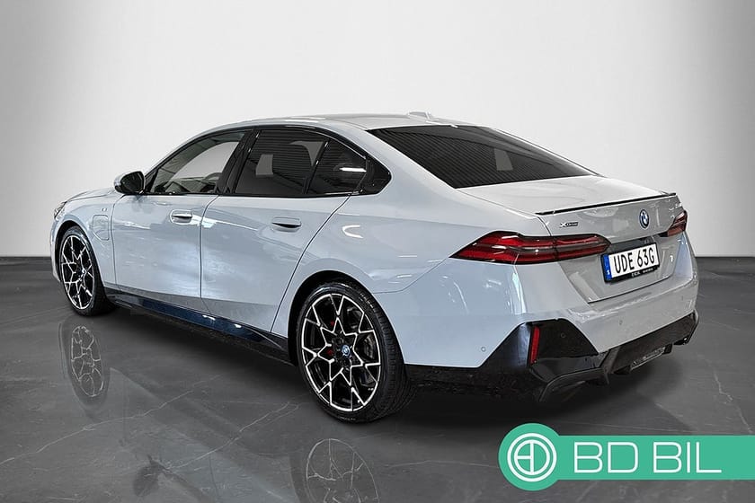 Bild 2 av BMW 550e xDrive Sedan M-SPORT PRO ADAPTIVE-LED 360 KAMERA SE-SPEC