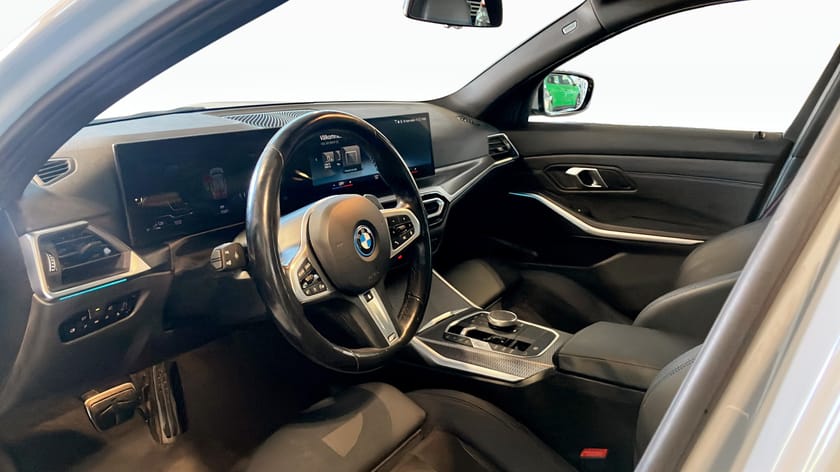 Bild 5 av BMW 330e Touring Steptronic // M-SPORT // PANORAMA // DRAG