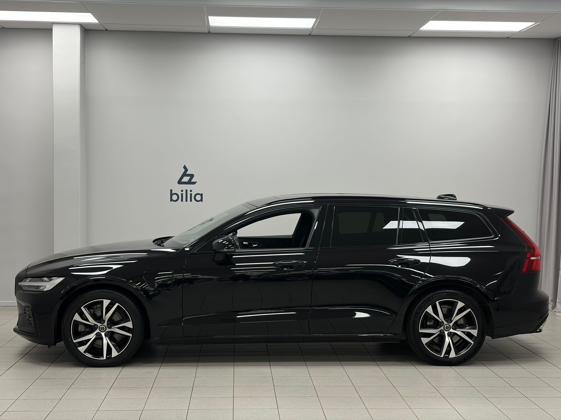 Volvo V60 T8 R Design 2020, bild 2/10