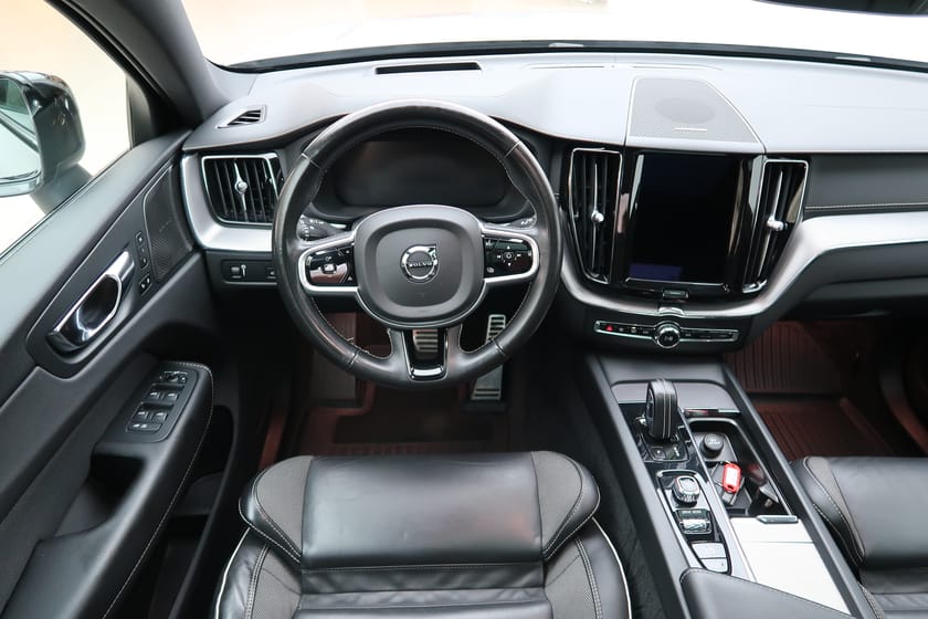 Bild 4 av Volvo XC60 B4 AWD Diesel R-Design, Drag, Pano, 22" Fälg