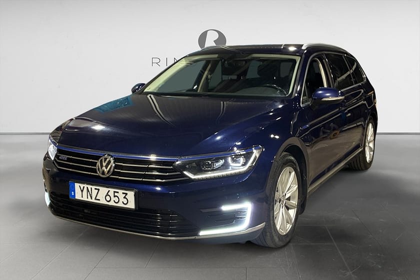 Bild 1 av Volkswagen Passat Variant GTE SC 218 HK DSG EXECUTIVE B-VÄRM B-KAMERA CARPLAY 17"