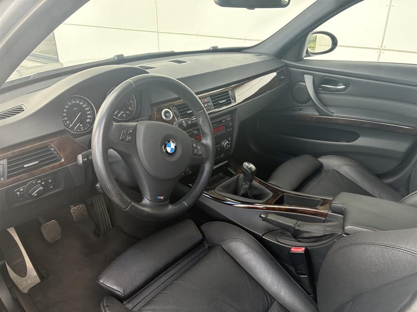 Bild 4 av BMW 335i Sedan Manuell Låga Mil Unik M-Sport Sensorer