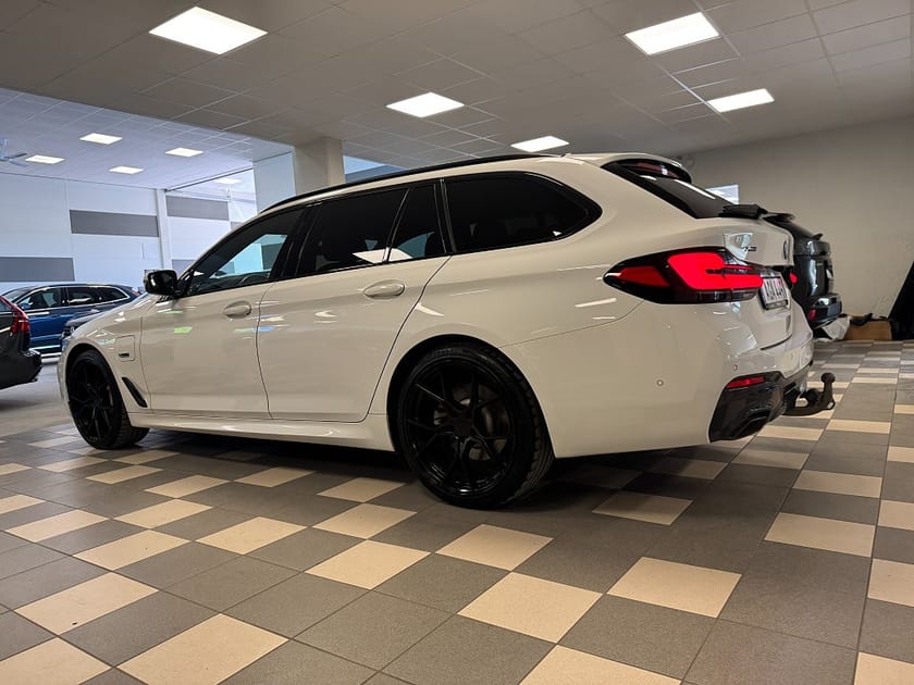 Bild 5 av BMW 530e xDrive Touring M Sport Navi Skinn B-Kamera CarPlay