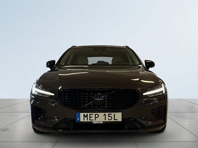 Bild 2 av Volvo V60 PLUG-IN T6 AWD Plus Dark MOMS Drag B-kamera S&V-däck