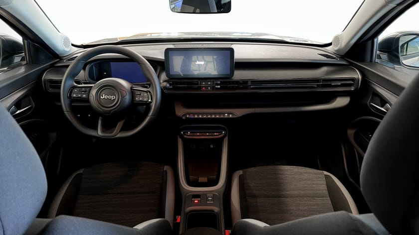 Bild 4 av Jeep Avenger e-Hybrid Longitude MHEV / Farthållare / CarPlay