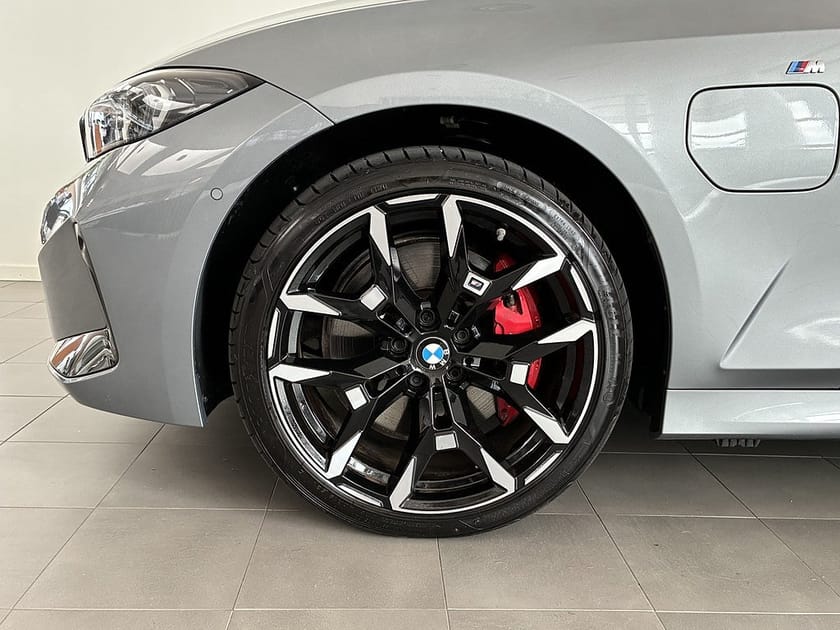 Bild 3 av BMW 330e xDrive Sedan M Sport Pro H/K Drag Comfort Access