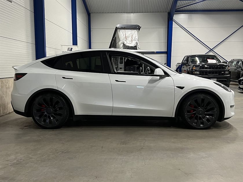Bild 3 av Tesla Model Y Performance 534 HK AWD / Panorama / Navi /