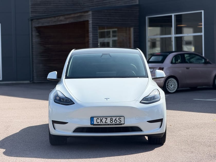 Bild 3 av Tesla Model Y Standard Range RWD B-Kamera Skinn