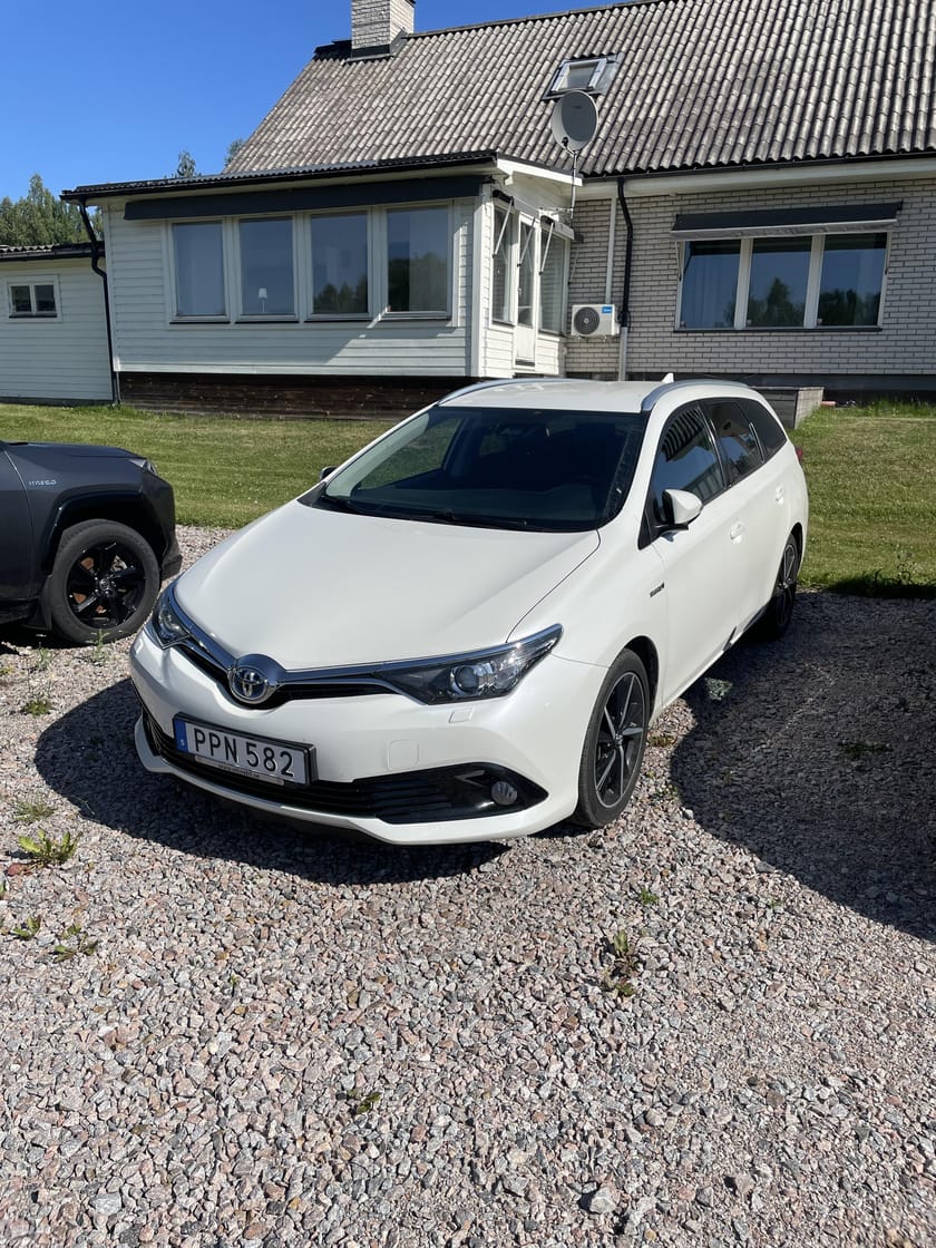 Bild 2 av Toyota Auris Touring Sports Hybrid 1.8 e-CVT, 136hk - Intense Edition / V-hjul