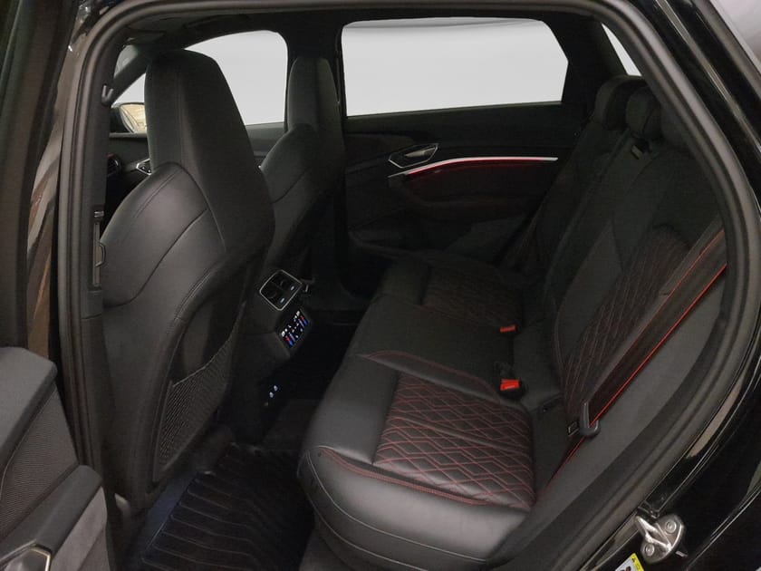 Bild 5 av Audi Q8 55 e-tron quattro S LINE 300,00 KW