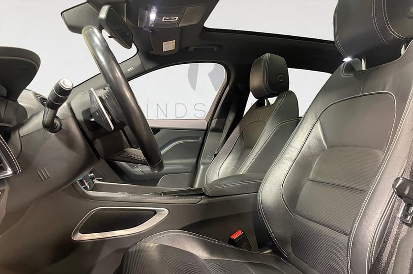 Bild 3 av Jaguar F-Pace 25d AWD R-Sport 240 HK AUT PDC PANO NAVI M&K 0.5l/MIL