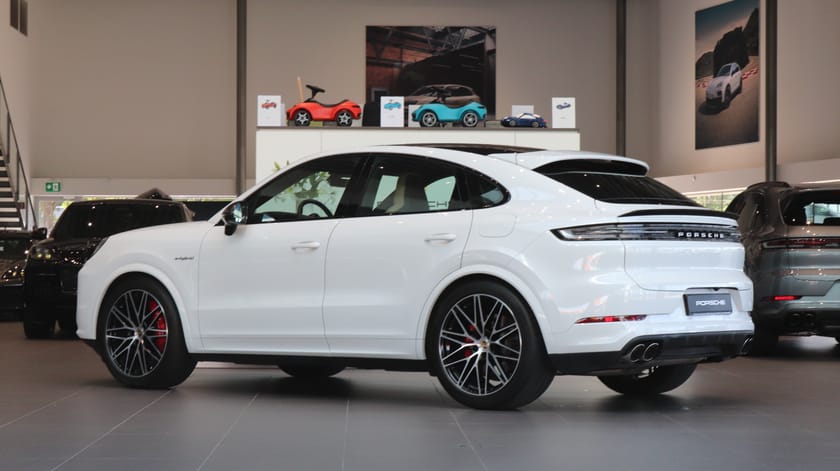 Bild 2 av Porsche Cayenne Turbo E-Hybrid Coupé / Sportavgas / Bakaxelstyrning / Drag