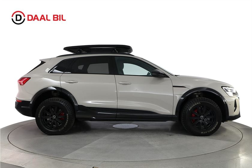 Bild 5 av Audi Q8 55 e-tron quattro 114kWh DAKAR PANO B&O-3D LUFT DRAG HUD MOMS