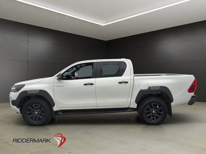 Bild 4 av Toyota Hilux Dubbelhytt Invincible 2.8 4WD Dragkrok JBL Diff Skinn Moms
