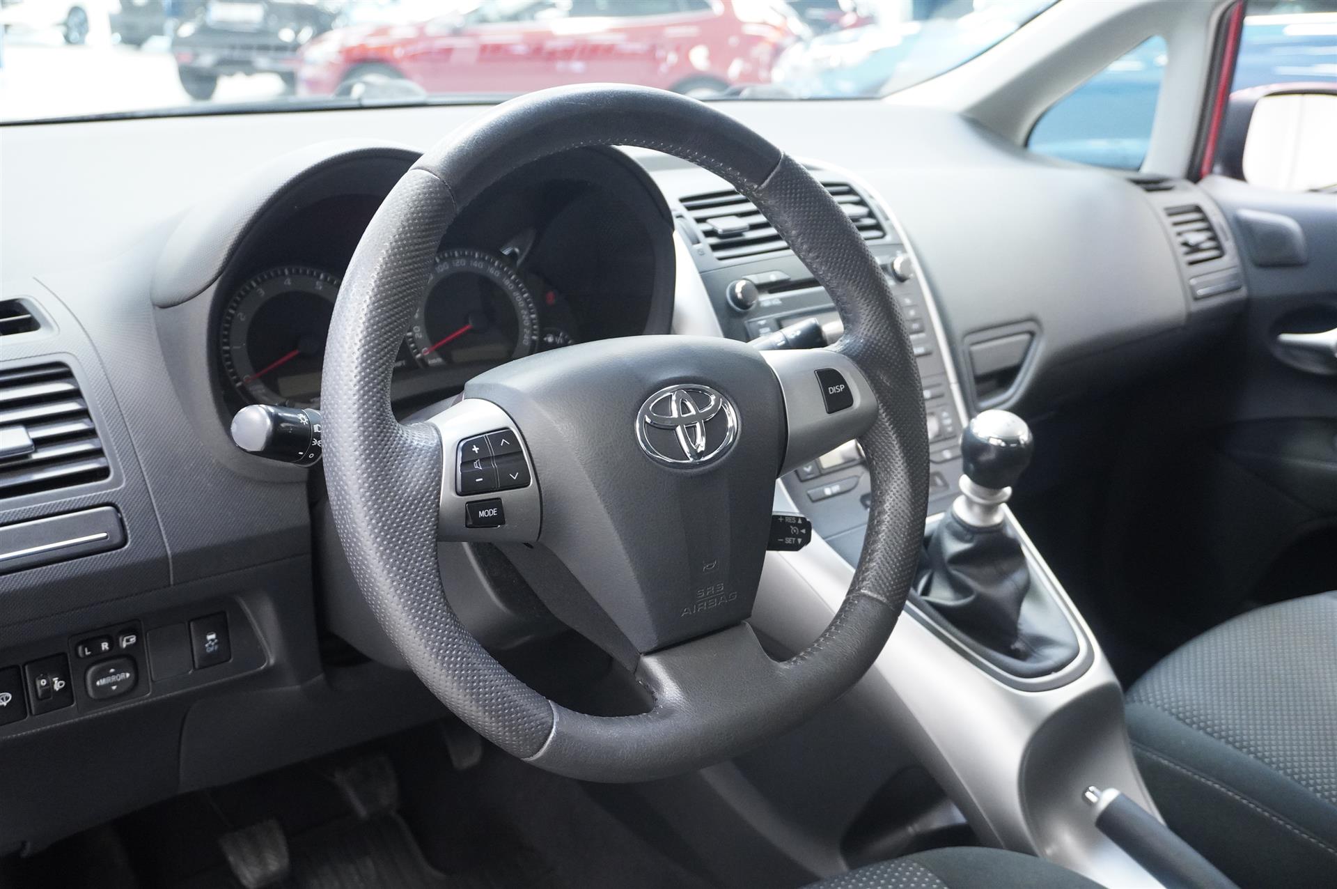 Toyota Auris 2012, kuva 2/10