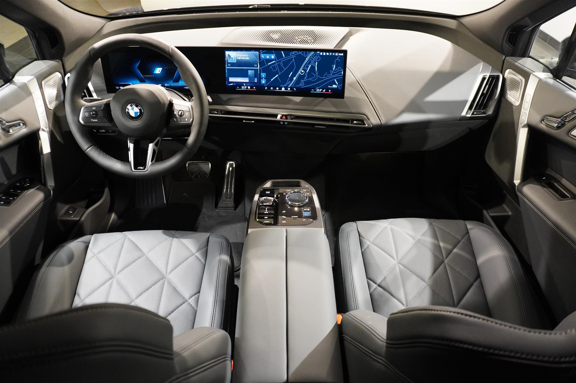 BMW iX xDrive60, 544ps, 2026