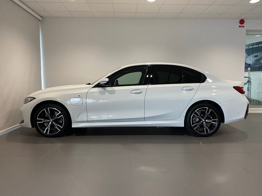 Bild 2 av BMW 330e xDrive Sedan M-Sportpaket Sportstolar Drag
