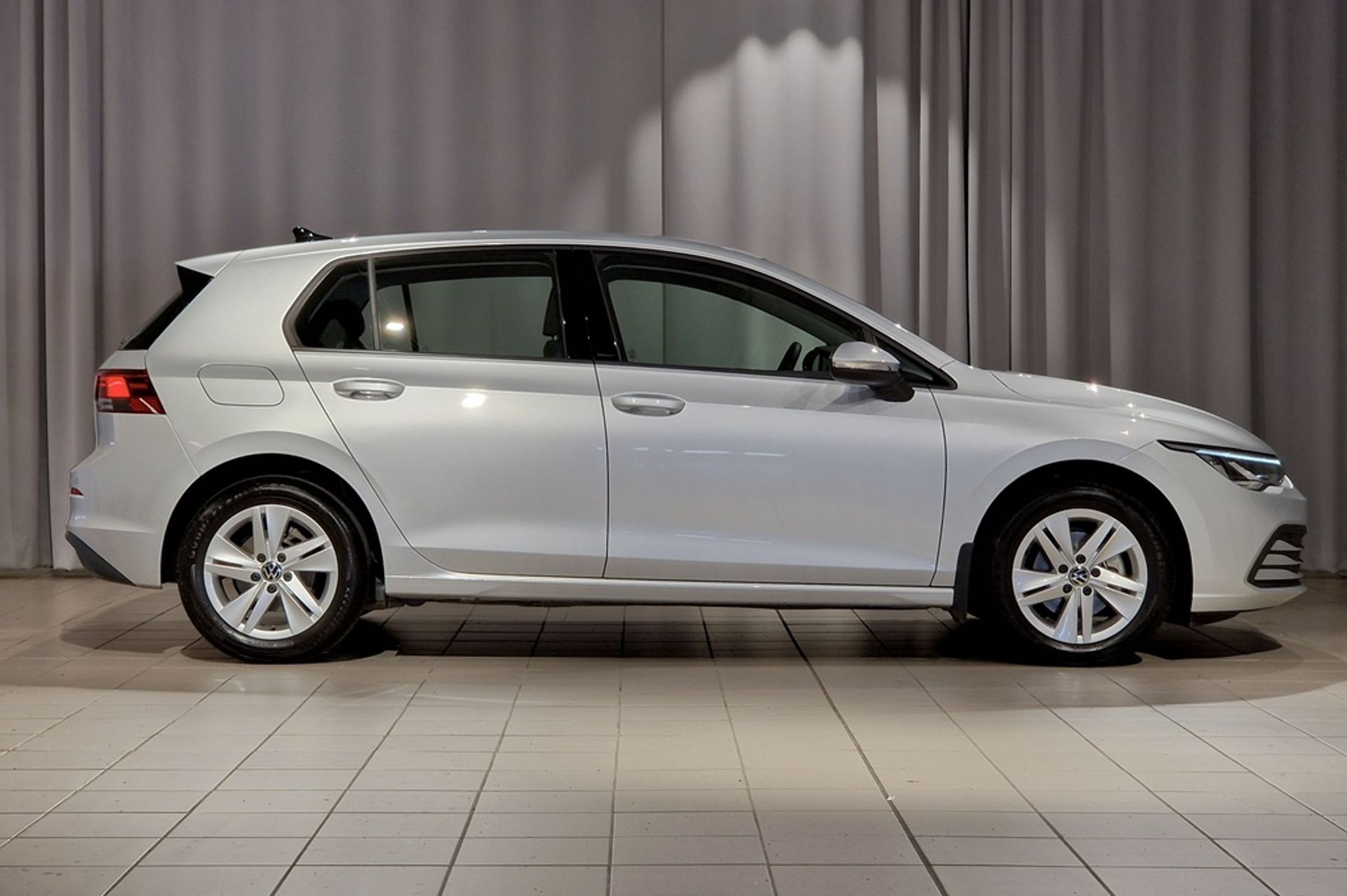 Volkswagen Golf Life 1.0 eTSI 110 hk Aut 2023, bild 3/10