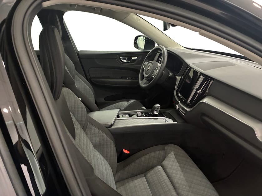 Bild 5 av Volvo XC60 Recharge T6 Core Edition | Parkeringskamera bak | Panoramaglastak