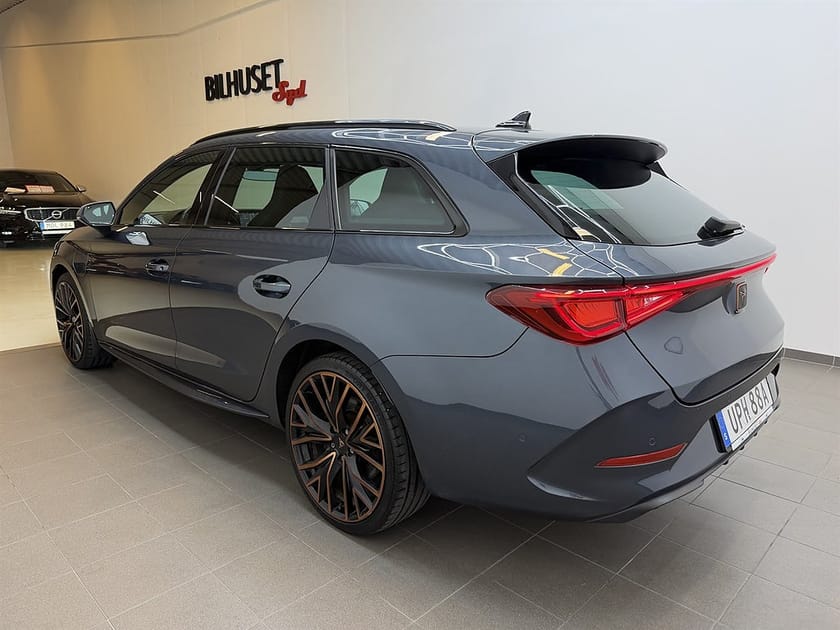 Bild 3 av CUPRA Leon Sportstourer e-Hybrid 245hk Cockpit/Navi/Bkamera/19"Fälg/Krok/AdaptivF/Carpla