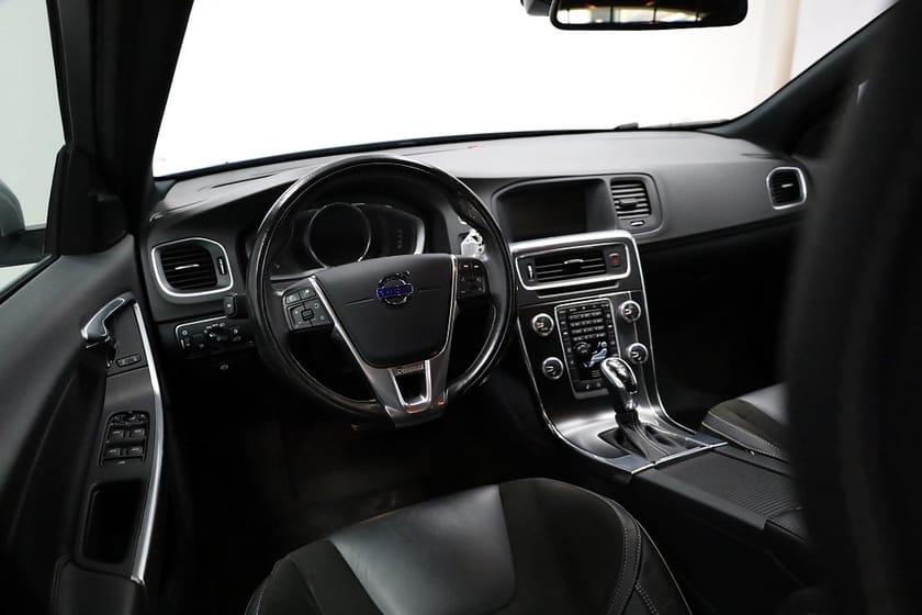 Bild 3 av Volvo V60 D4 Momentum 190hk | Dragkrok | R Design | Navi