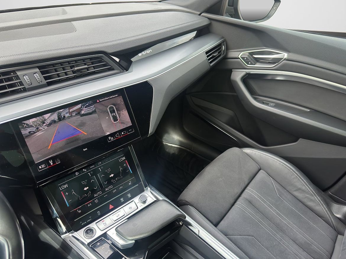 Audi Q8 55 e-tron quattro, bild 17 av 27