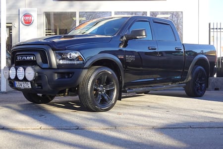 RAM 1500 Crew Cab Dodge WARLOCK 5.7L V8 HEMI | LÅG SKATT | MOTORVÄRMARE